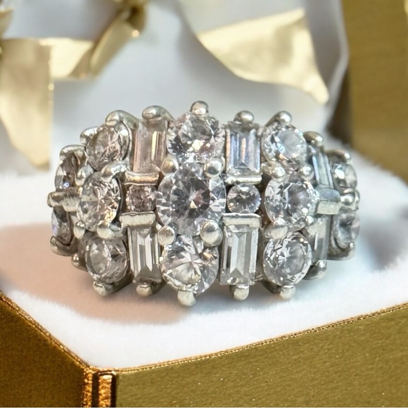Vintage Sterling Silver Cubic Zirconia Ring (8.5) - Picture 6 of 15